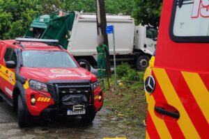 Gari fica ferido após ser prensado por caminhão contra poste em Gaspar