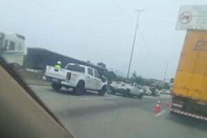 Engavetamento com dez veículos causa lentidão na BR-101 em São José (SC)