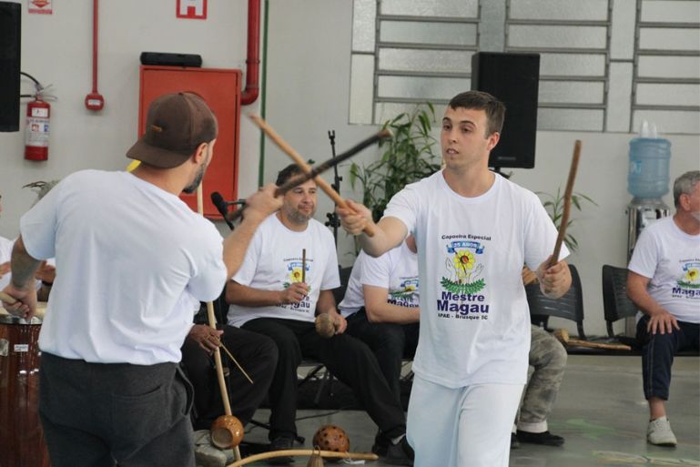 Apae Brusque celebra 25 anos de capoeira especial na entidade