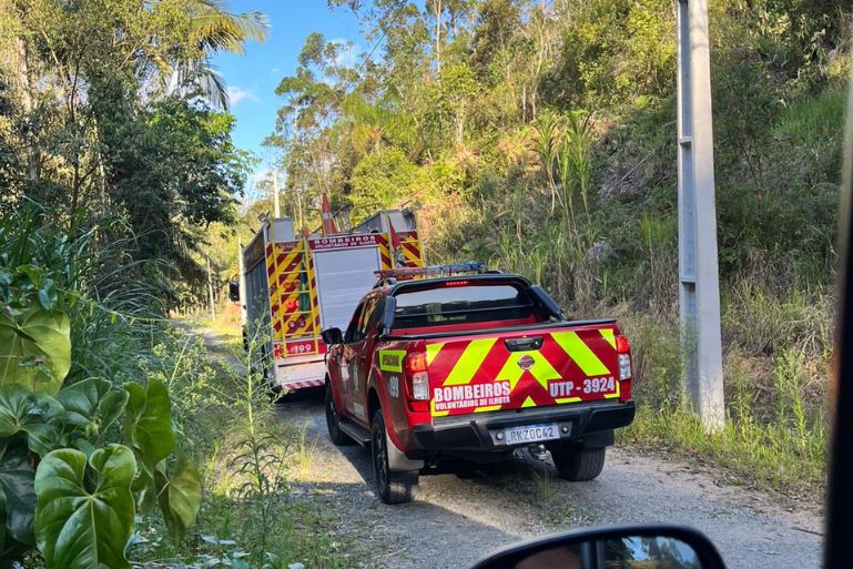 Incêndio Gigante em Ilhota: Fogo Destrói Área Enorme e Ameaça Residência!