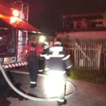 Bombeiros controlam incêndio em residência no bairro Coloninha, em Gaspar Bombeiros controlam incêndio em residência no bairro Coloninha, em Gaspar