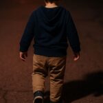 Criança de 3 anos é encontrada sozinha na rua após sair de casa pela janela em SC