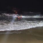 Bombeiros realizam resgate noturno de dois jovens em costão de praia, em Itajaí