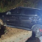 Carro capota após desviar de ciclista na SC-412, em Itajaí
