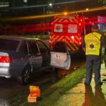 Carro família bate contra muro em Blumenau e criança fica ferida