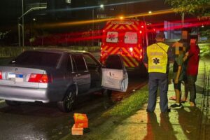 Carro com família bate contra muro em Blumenau e criança fica ferida