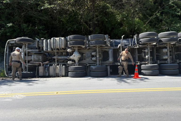 URGENTE: Carreta Tomba em Rodovia de SC e Deixa Motorista Ferido!