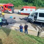URGENTE: Grave colisão entre carro e van deixa vítimas gravemente feridas; veja o vídeo