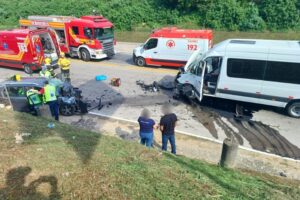 URGENTE: Grave colisão entre carro e van deixa vítimas gravemente feridas; veja o vídeo