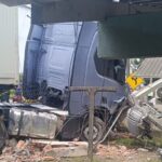 Carreta atinge moto e postes da rede elétrica na Rodovia Jorge Lacerda