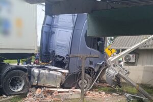 Carreta atinge moto e postes da rede elétrica na Rodovia Jorge Lacerda