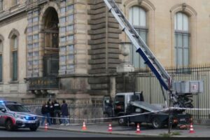 Roubo no Museu do Louvre: quadrilha furta joias históricas em ação rápida na Galeria de Apolo