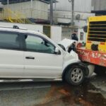 Automóvel atinge máquina da Secretaria de Obras e idoso é conduzido ao hospital, em Brusque
