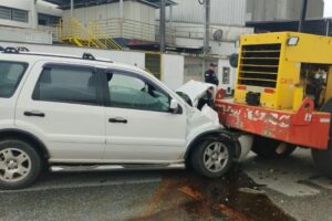 Automóvel atinge máquina da Secretaria de Obras e idoso é conduzido ao hospital, em Brusque
