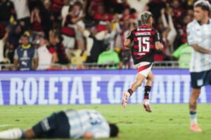 Carrascal decide e Flamengo fica em vantagem na semi da Libertadores