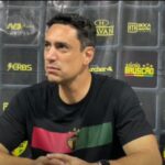Técnico do Brusque celebra vitória sobre a Ponte Preta e diz “Estamos mais vivos do que nunca”