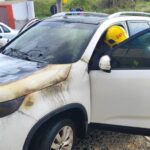 Incêndio atinge veículo em frente a supermercado de Gaspar e funcionários ajudam a conter