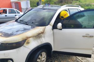 Incêndio atinge veículo em frente a supermercado de Gaspar e funcionários ajudam a conter