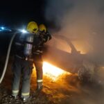 VÍDEO: Bombeiros combatem incêndio em veículo na BR-101, em Barra Velha
