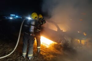 VÍDEO: Bombeiros combatem incêndio em veículo na BR-101, em Barra Velha