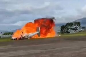 VÍDEO: avião cai após decolar, explode e deixa dois pilotos mortos