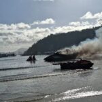Embarcação pega fogo na Praia do Caixa D’Aço e mobiliza bombeiros por terra e mar