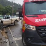 Veículo com falha nos freios colide em outro carro e muro em Botuverá