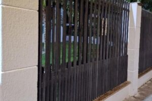 ATÉ ISSO?!: Homem é detido após tentar furtar portão de residência em Itajaí