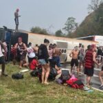 VÍDEO: Ônibus com torcedores do Flamengo tomba a caminho da Argentina deixando feridos VÍDEO: Ônibus com torcedores do Flamengo tomba a caminho da Argentina deixando feridos