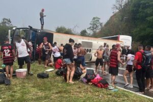 VÍDEO: Ônibus com torcedores do Flamengo tomba a caminho da Argentina deixando feridos