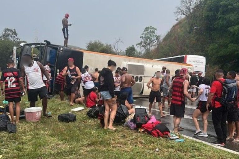 VÍDEO: Ônibus com torcedores do Flamengo tomba a caminho da Argentina deixando feridos