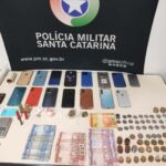 Trio é preso em Blumenau com drogas, munições e 15 celulares Trio é preso em Blumenau com drogas, munições e 15 celulares