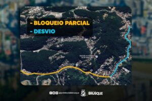 Trânsito fica em meia pista na rua Padre Antônio Eising neste sábado (1)