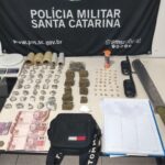 PM apreende drogas, celulares, rádios comunicadores e anotações do tráfico em Ilhota