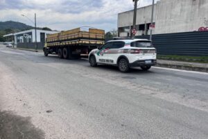 CNH falsa e placas trocadas: suspeito é detido ao tentar carregar empilhadeiras de empresa em Gaspar
