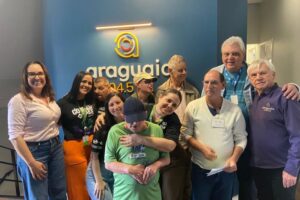 Rádio Araguaia recebe visita especial de alunos e professoras da Apae de Brusque