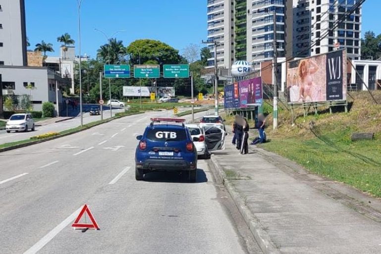 Urgente: Motociclista Ferido em Acidente na Av. Martin Luther, em Brusque! Veja os Detalhes