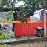 Incêndio destrói casa de madeira em área de difícil acesso em Itapema