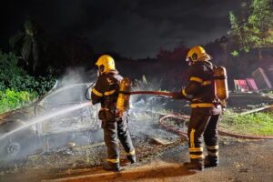 Bombeiros combatem incêndio em veículo no litoral catarinense