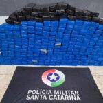Polícia de Itajaí intercepta veículo com carga de 250kg de maconha vinda do Paraná Polícia de Itajaí intercepta veículo com carga de 250kg de maconha vinda do Paraná