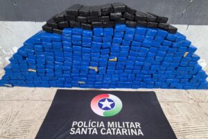 Polícia de Itajaí intercepta veículo com carga de 250kg de maconha vinda do Paraná