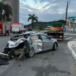 BR-101: Carro com seis ocupantes sai da pista e deixa feridos em Balneário Camboriú