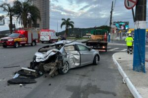 BR-101: Carro com seis ocupantes sai da pista e deixa feridos em Balneário Camboriú
