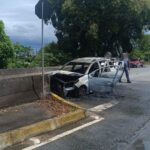 SUSTO: Carro pega fogo após colisão contra barreira central da via, em Itajaí SUSTO: Carro pega fogo após colisão contra barreira central da via, em Itajaí