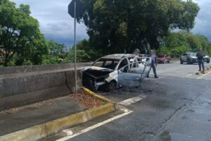 SUSTO: Carro pega fogo após colisão contra barreira central da via, em Itajaí