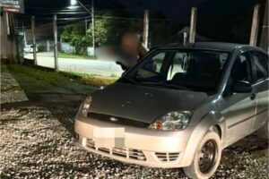 Trio é pego com carro furtado em Blumenau