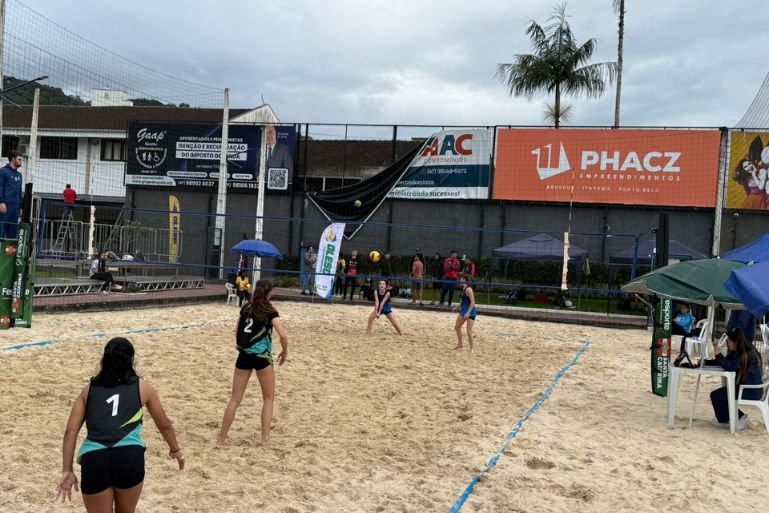 Brusque vence na estreia do vôlei de praia masculino; confira resultados do primeiro dia