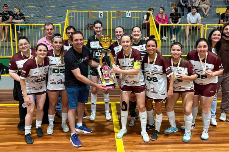Equipe Águas Negras se consagra campeã municipal de futsal feminino