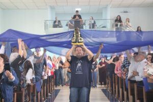 Comunidade celebra Nossa Senhora Aparecida e agradece pela reconstrução da igreja após vendaval
