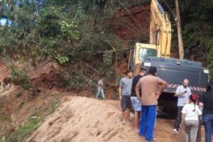 Queda de barreira atrapalha mobilidade em via na “Serra do Moura”